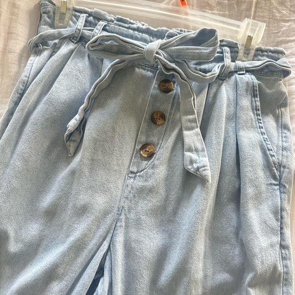 Women’s American Eagle baggy jeans with button detail and bow! - Picture 3 of 3